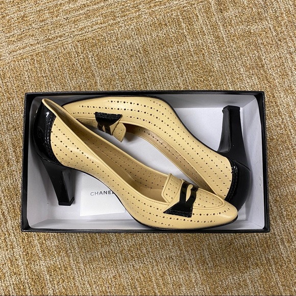 Chanel Tan and Black Leather Close-Toed Heels - Picture 2 of 6
